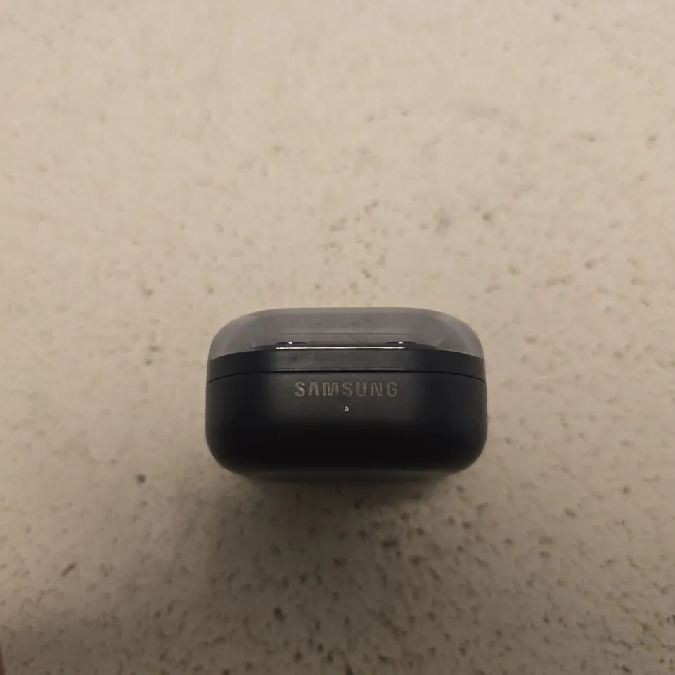 SAMSUNG TRUE WIRELESS EARBUDS IN BLACK CHARGING CASE
