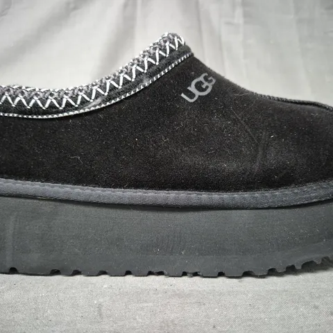 BOXED PAIR OF UGG WOMEN'S DAKOTA SHOES IN BLACK UK SIZE 9