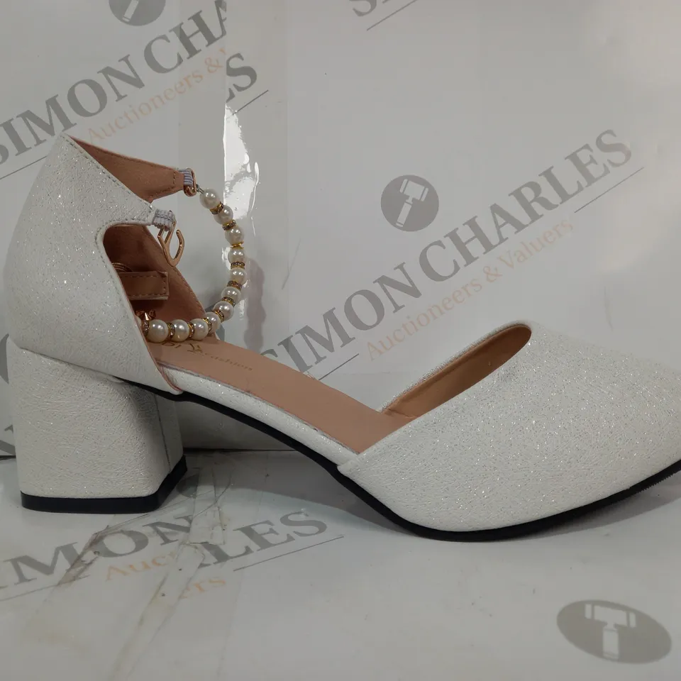 BOXED PAIR OF SHANGDI FASHION CLOSED TOE LOW BLOCK HEELS IN WHITE W. GLITTER EFFECT EU SIZE 40