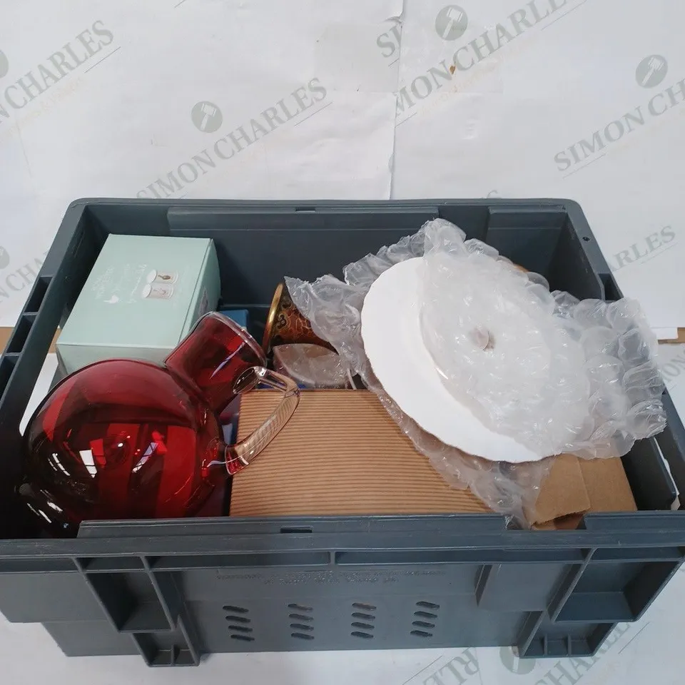 BOX TO CONTAIN APPROXIMATELY 10 ASSORTED ITEMS OF GLASSWARE AND CERAMICS, INCLUDES VASES & MUGS ETC  