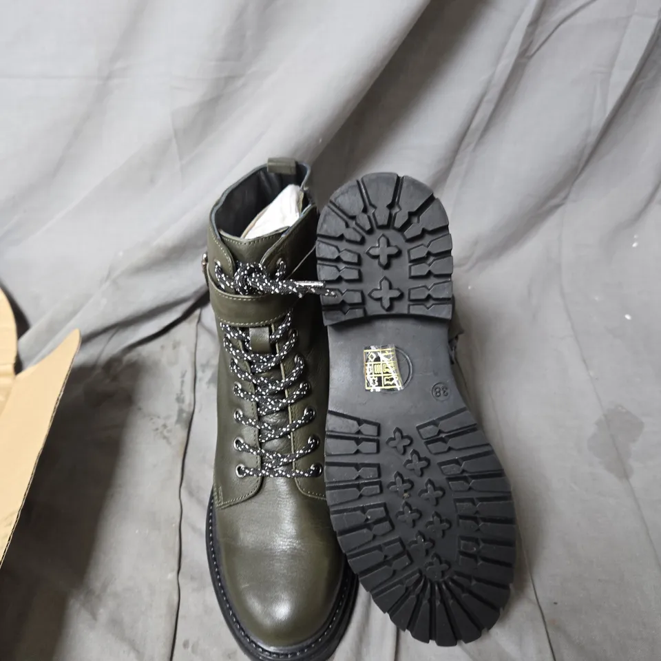  OLIVE GREEN LEATHER COMBAT BOOT WITH SIDE ZIP & LACE-UP – WOMEN'S FOOTWEAR - SIZE EUR 38 