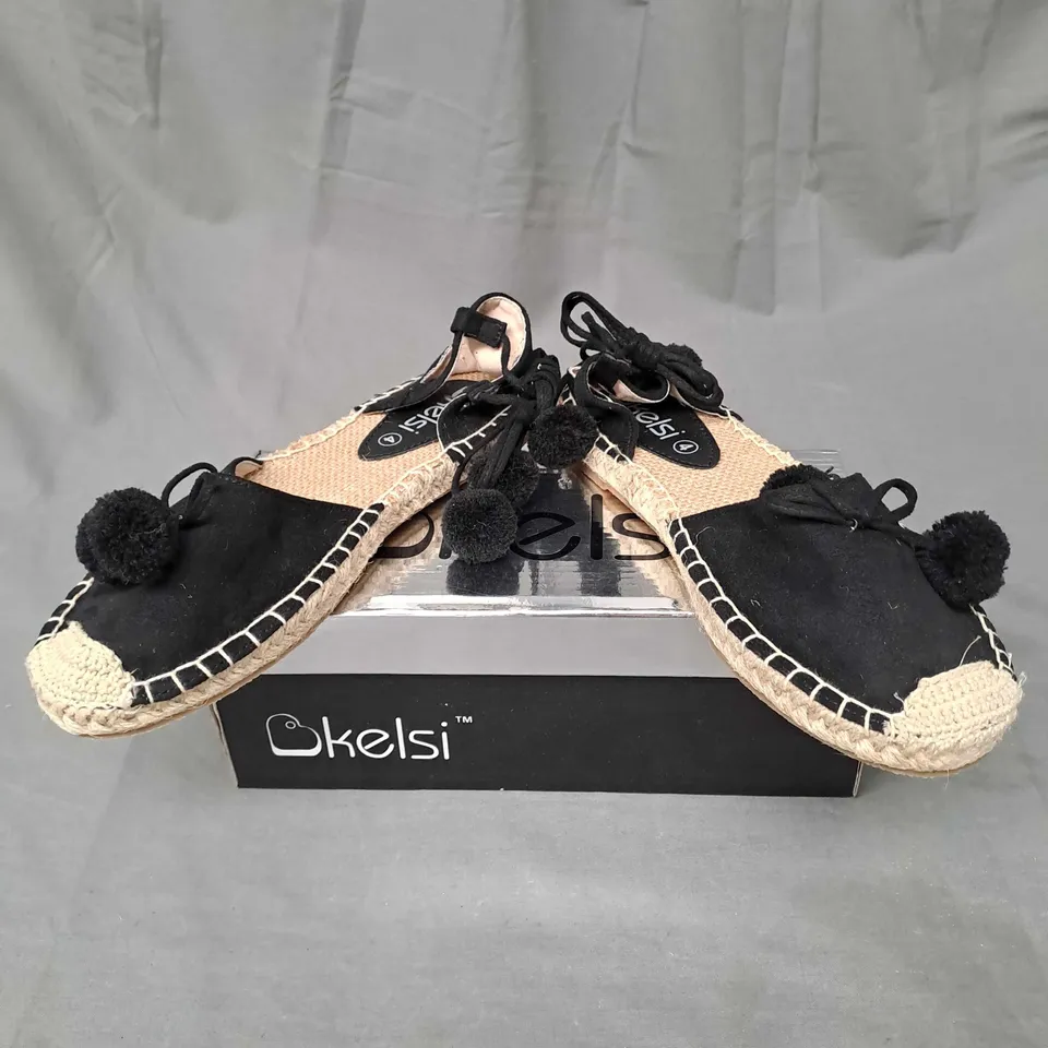 BOX OF APPROXIMATELY 12 PAIRS OF KELSHI SANDALS IN CAMEL/BLACK - VARIOUS SIZES 