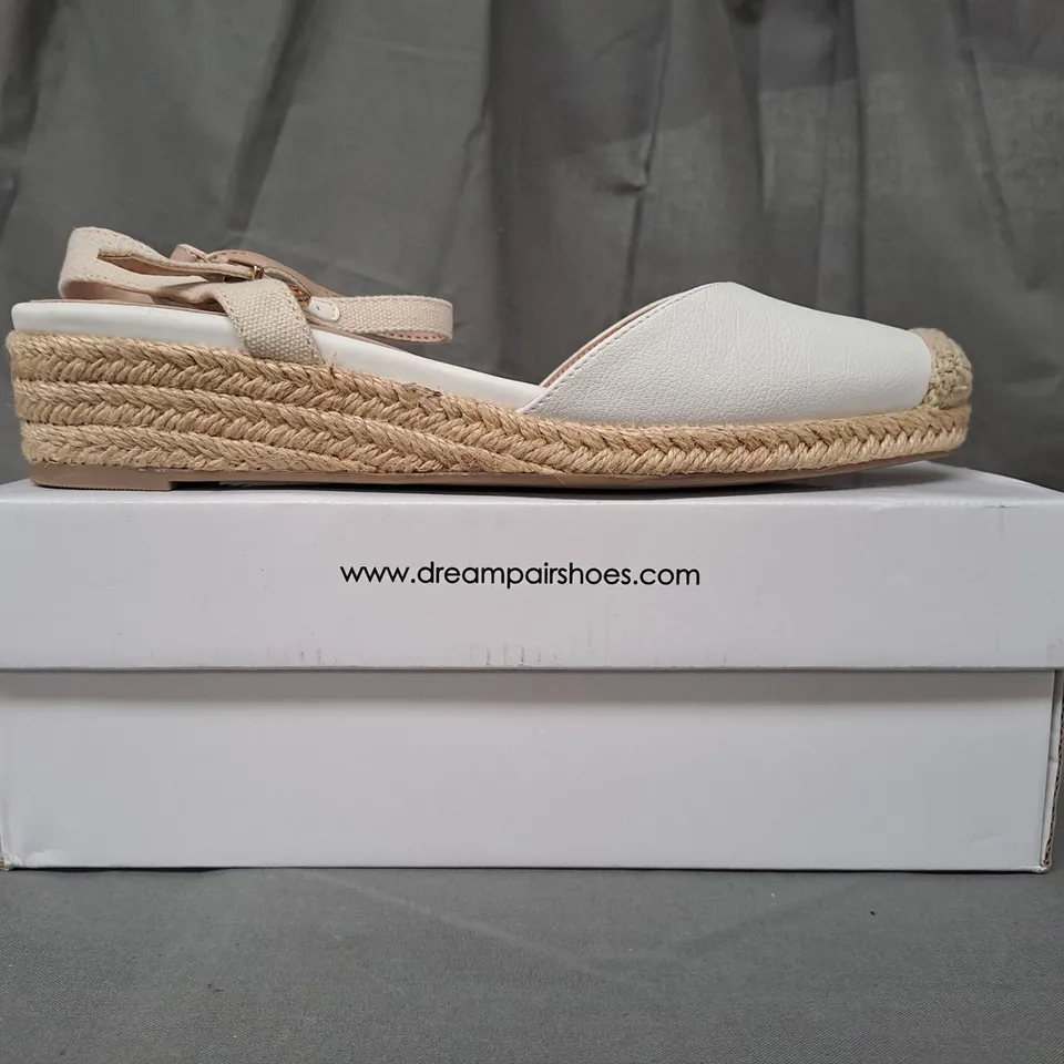 BOXED PAIR OF DREAM PAIRS CLOSED TOE LOW WEDGE SHOES IN WHITE SIZE 7