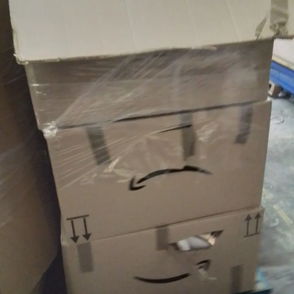 PALLET CONTAINING A LARGE QUANTITY OF PHONE CASES,SCREEN PROTECTORS 