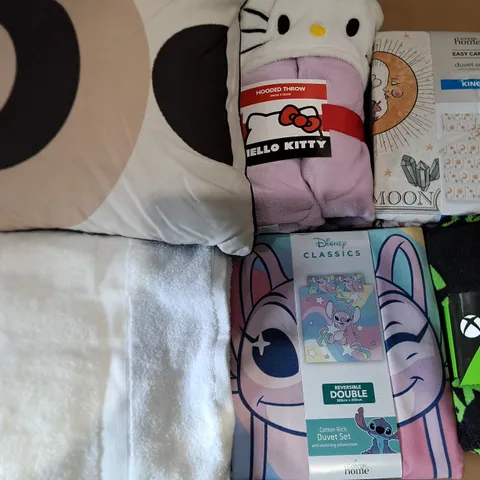 LOT OF APPROXIMATELY 15 ASSORTED BEDDING AND SOFT FURNISHING ITEMS TO INCLUDE FILLED CUSHION, THROWS AND DUVETS