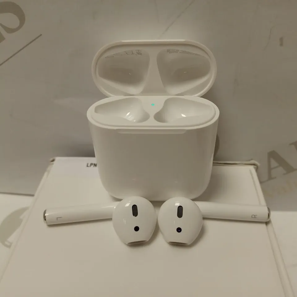 1ST GENERATION APPLE AIRPOD BUDS