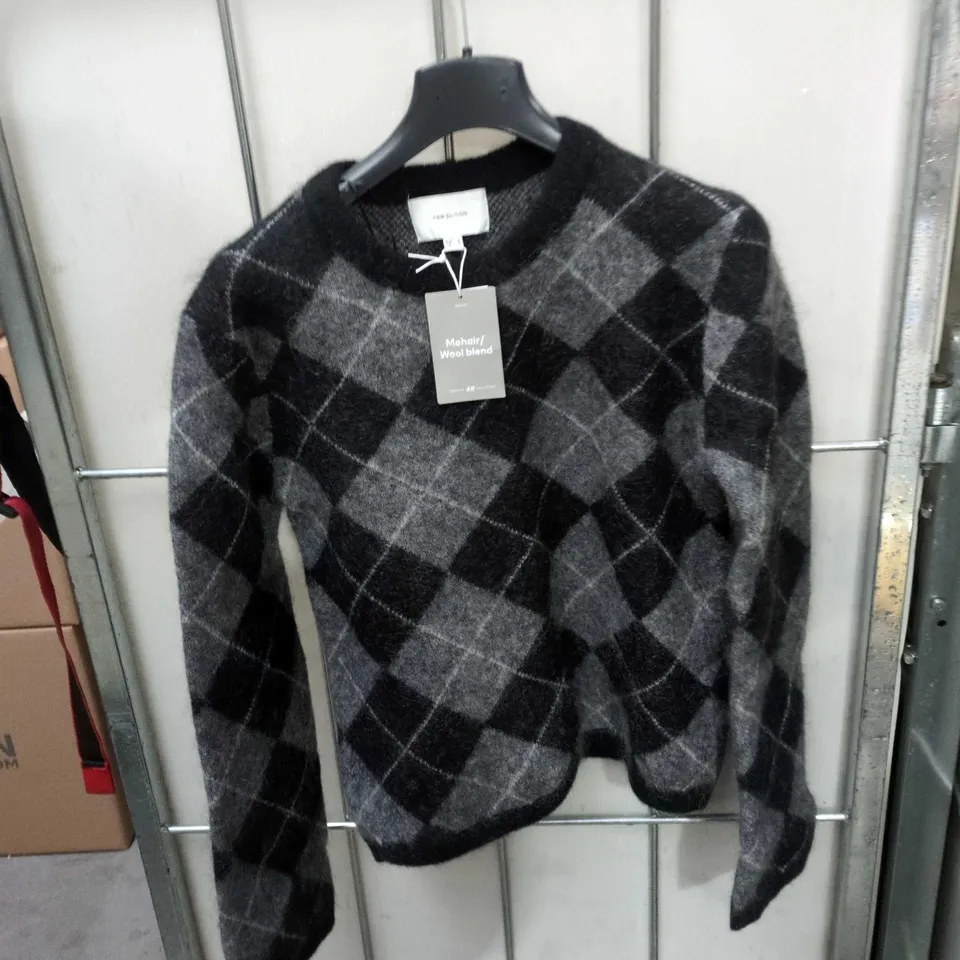 BOX OF APPROXIMATELY 25 ASSORTED CLOTHING ITEMS TO INCLUDE: H&M JUMPER AND XPLOSIVE APE JOGGERS