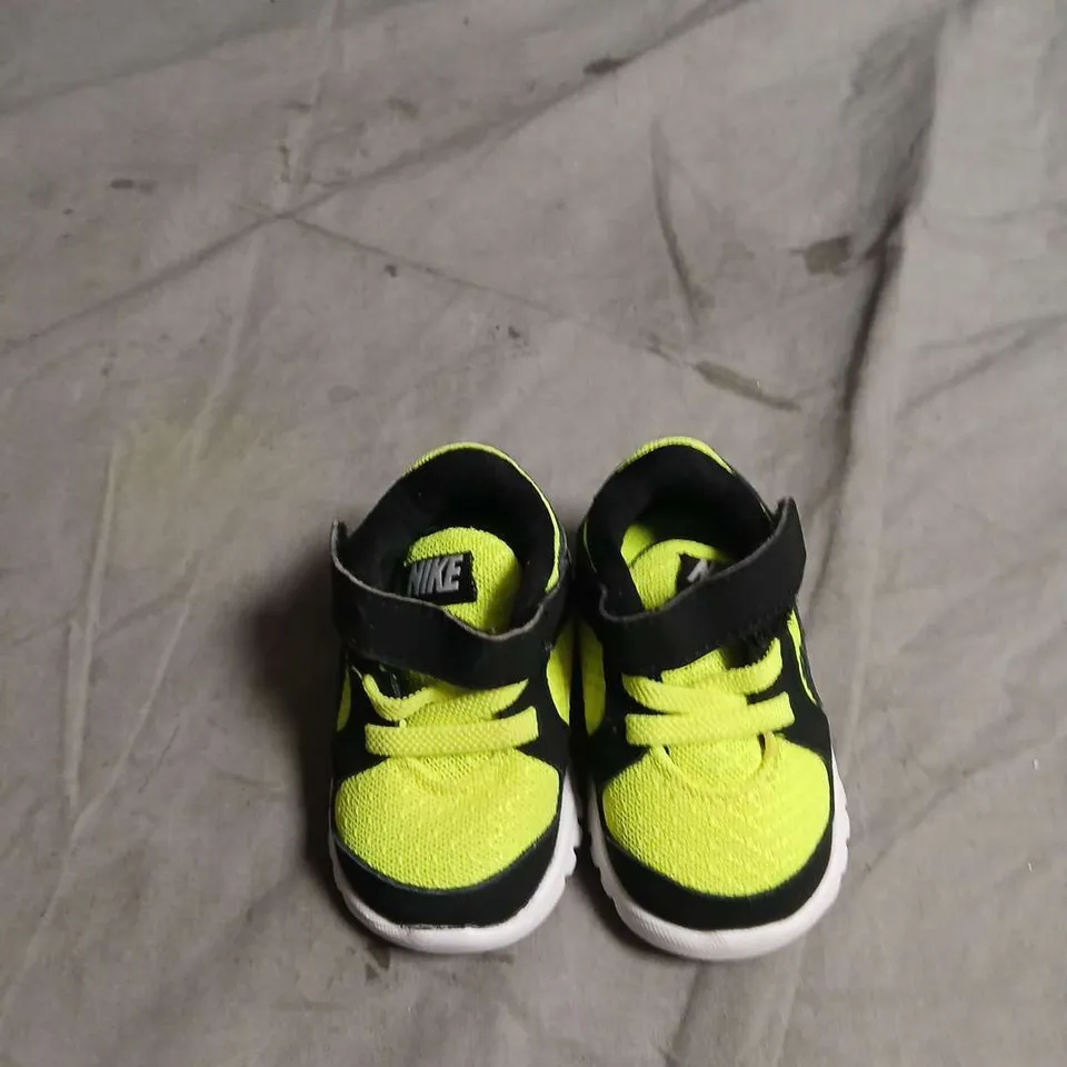NIKE TODDLERS NEON YELLOW & BLACK TRAINERS WITH VELCRO SIZE UK 1.5