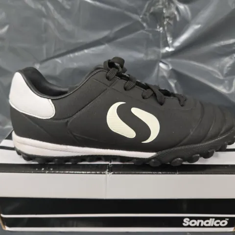 BOXED PAIR OF SONDICO CHILDRENS STRIKE TF TRAINERS IN BLACK - UK 1