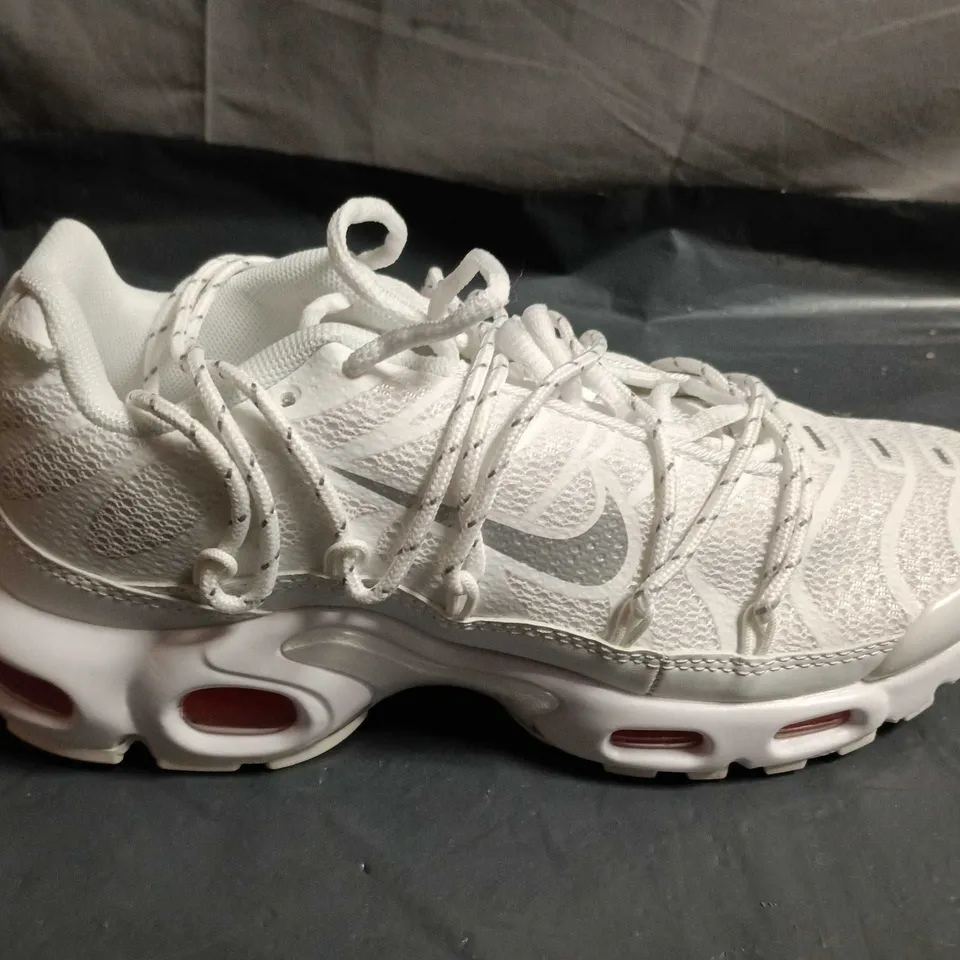 NIKE WHITE RUNNING SHOES – UK SIZE 6