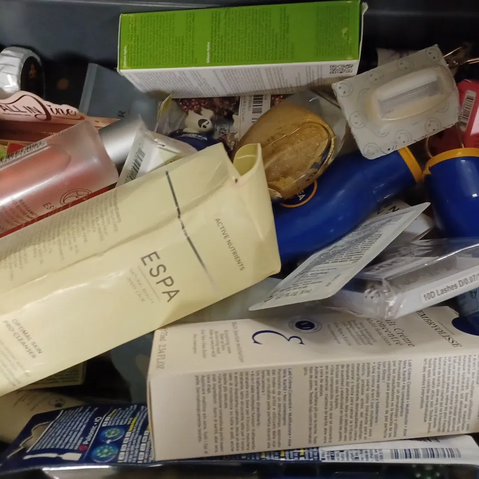 BOX OF APPROXIMATELY 30 ASSORTED COSMETIC ITEMS TO INCLUDE MACHRIE, TRINNY LONDON, THE PRO CO., ETC