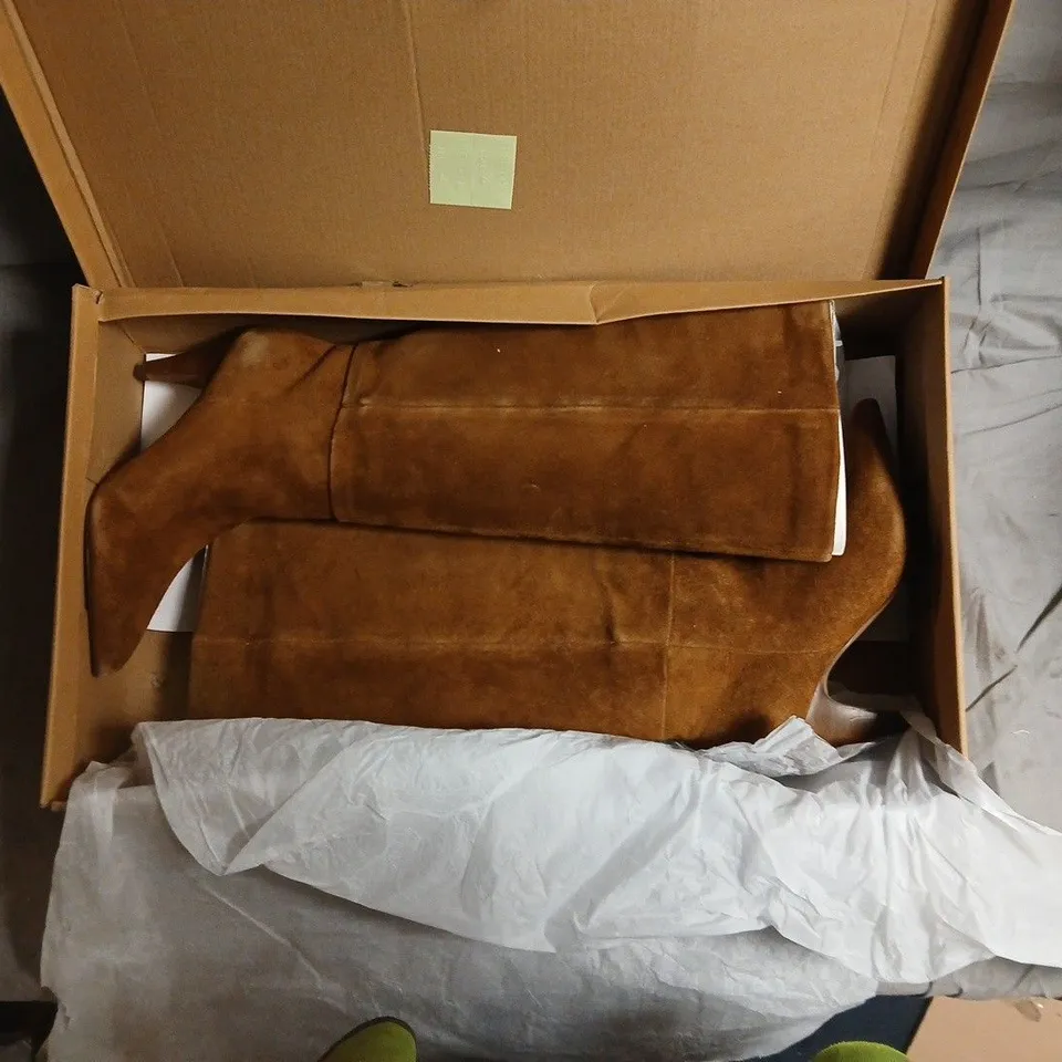 WOMEN'S BROWN SUEDE KNEE-HIGH BOOTS WITH HEELS