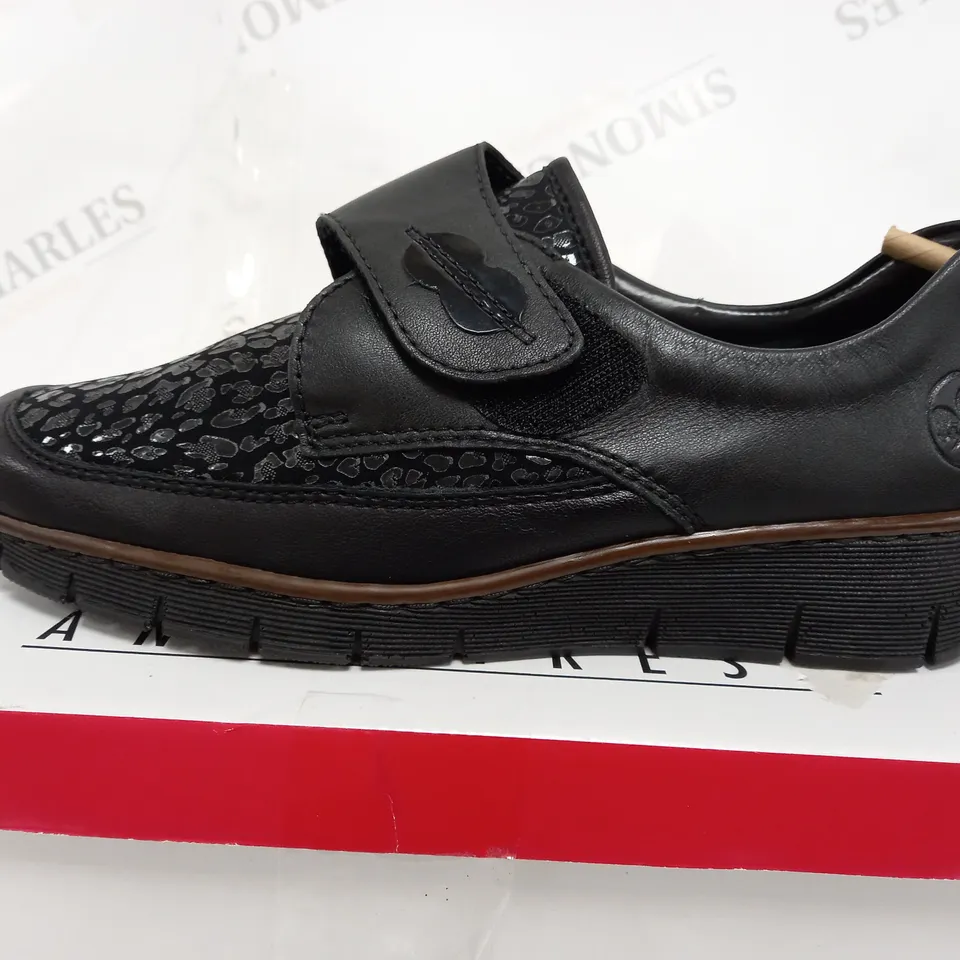 BOXED RIEKER SHOES WITH BUTTON, BLACK - SIZE 5.5