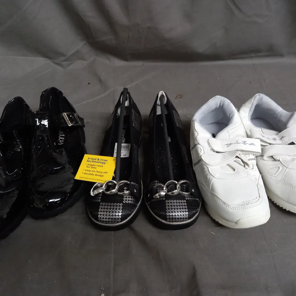 APPROXIMATELY 10 PAIRS OF ASSORTED KIDS SHOES IN VARIOUS STYLES AND SIZES 