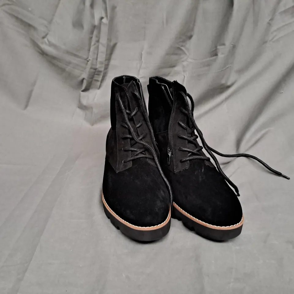 PAIR OF VIONIC LARSON LACE UP BOOTS IN BLACK SIZE 6