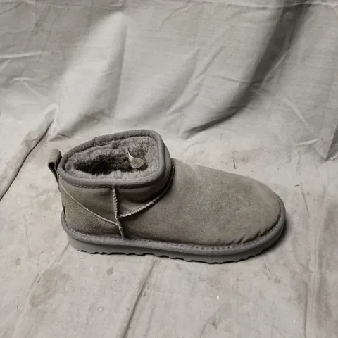 UGG SGREY SUEDE ANKLE BOOTS WITH SHEARLING LINING – WOMEN'S SIZE 4