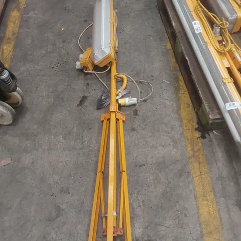 FORTIS PORTABLE LIGHT WITH STAND