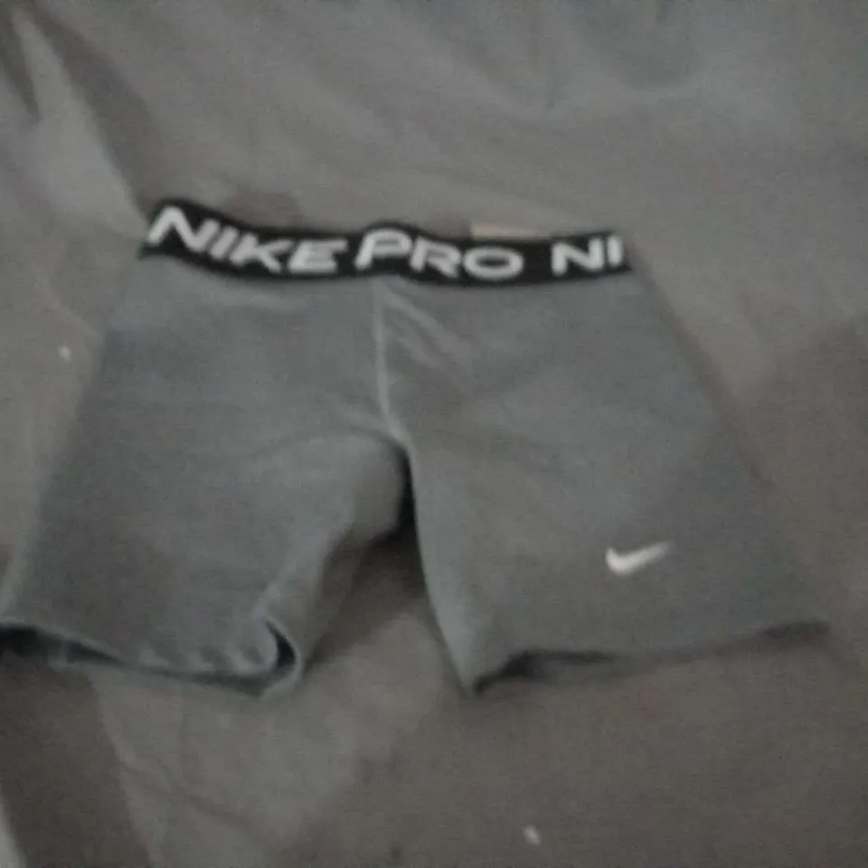 THREE PAIRS OF ASSORTED NIKE PRO ENFANTS UNDERWEAR