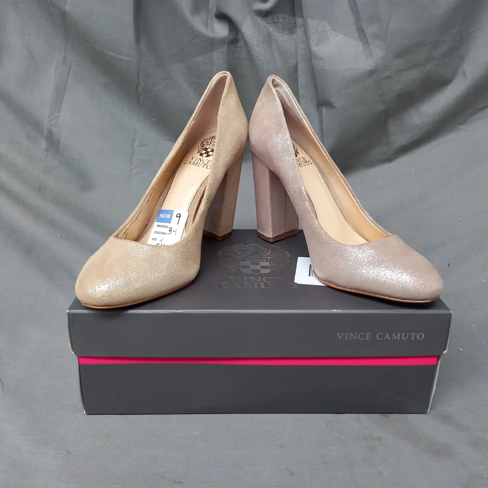 BOXED PAIR OF VINCE CAMUTO CLOSED TOE BLOCK HEEL SHOES IN BEIGE W. GLITTER EFFECT EU SIZE 37