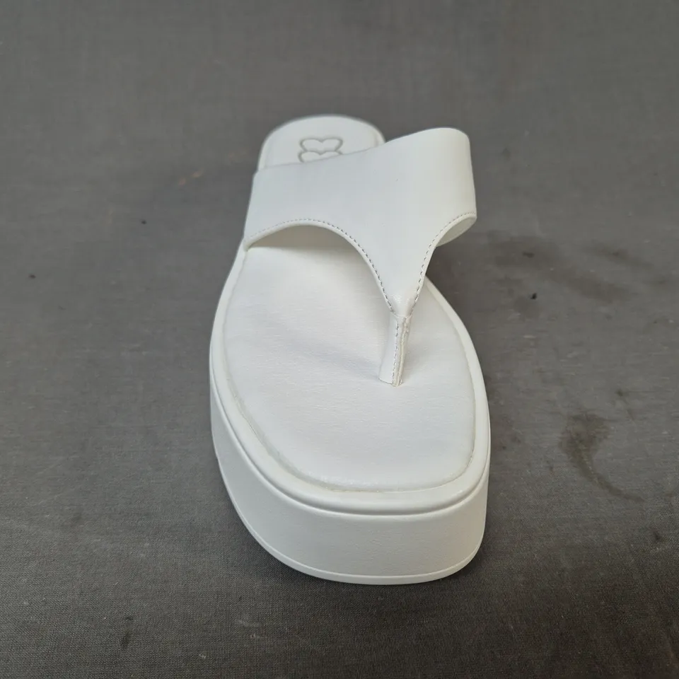 BOXED PAIR OF KOI ALORA CHUNKY THONG SLIDERS IN WHITE UK SIZE 6