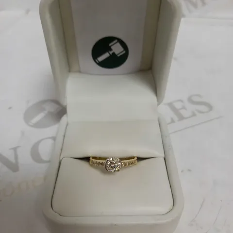 DESIGNER 18CT GOLD RING SET WITH A DIAMOND & DIAMOND SET SHOULDERS, TOTAL WEIGHT +-0.68CT