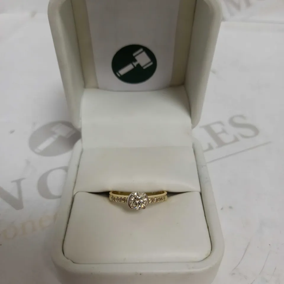 DESIGNER 18CT GOLD RING SET WITH A DIAMOND & DIAMOND SET SHOULDERS, TOTAL WEIGHT +-0.68CT