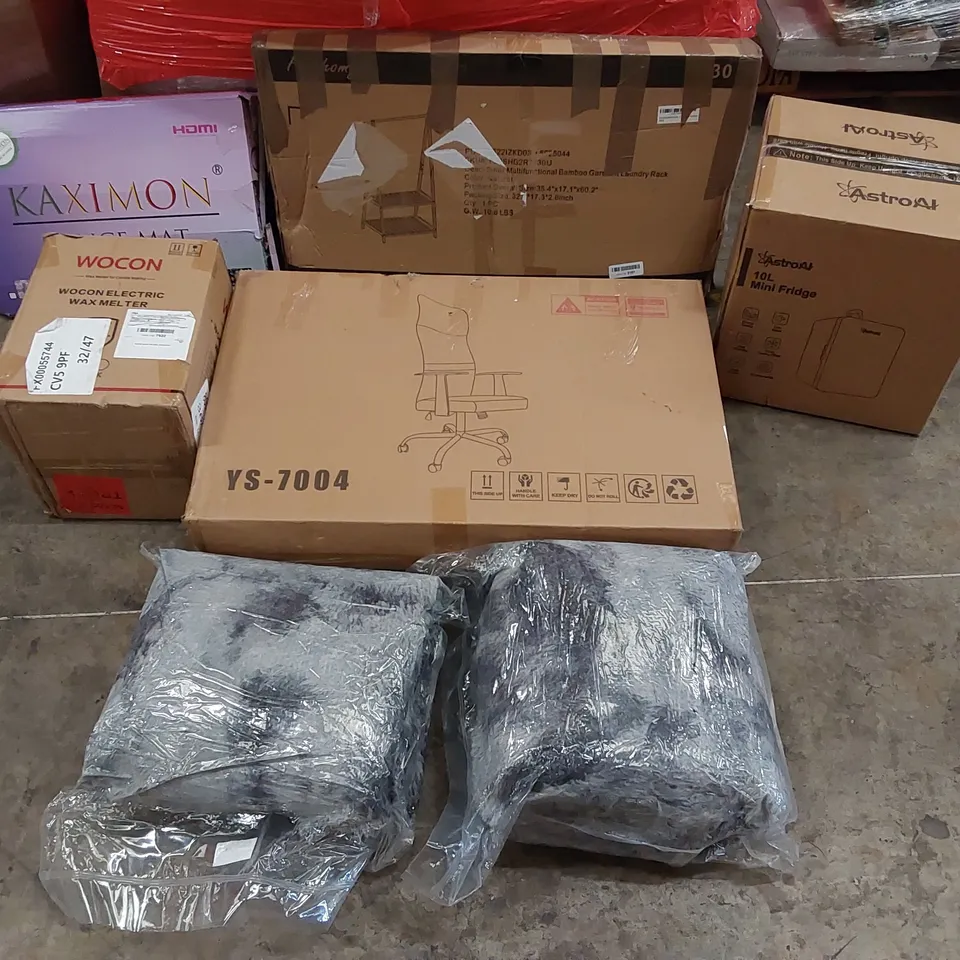 PALLET OF ASSORTED ITEMS INCLUDING: OFFICE CHAIR, BAMBOO GARMENT LAUNDRY RACK, ELECTRIC WAX MELTER,10L MINI FRIDGE, DANCE MAT, RUGS