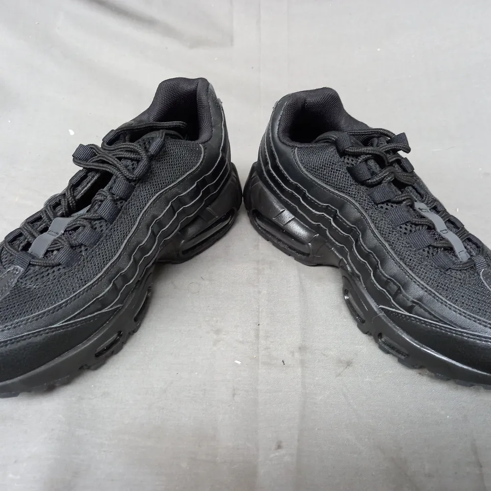 BOXED PAIR OF NIKE AIR MAX SHOES IN BLACK UK SIZE 6