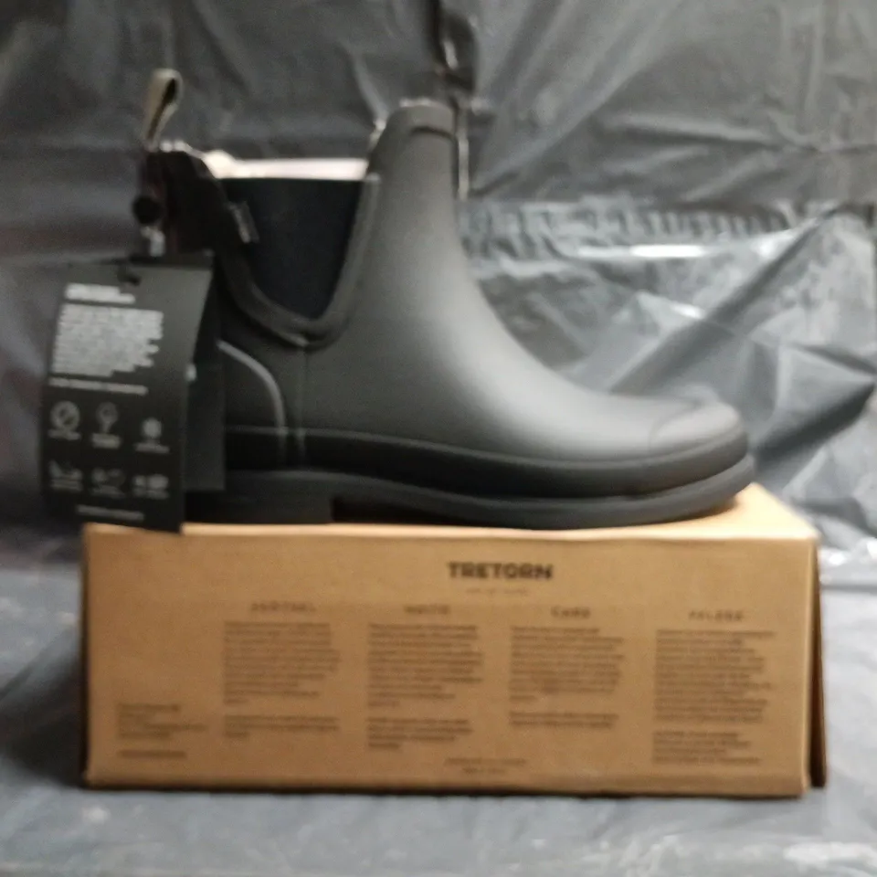 BOXED PAIR OF TRETORN RUBBER ANKLE BOOTS IN BLACK SIZE UK 7