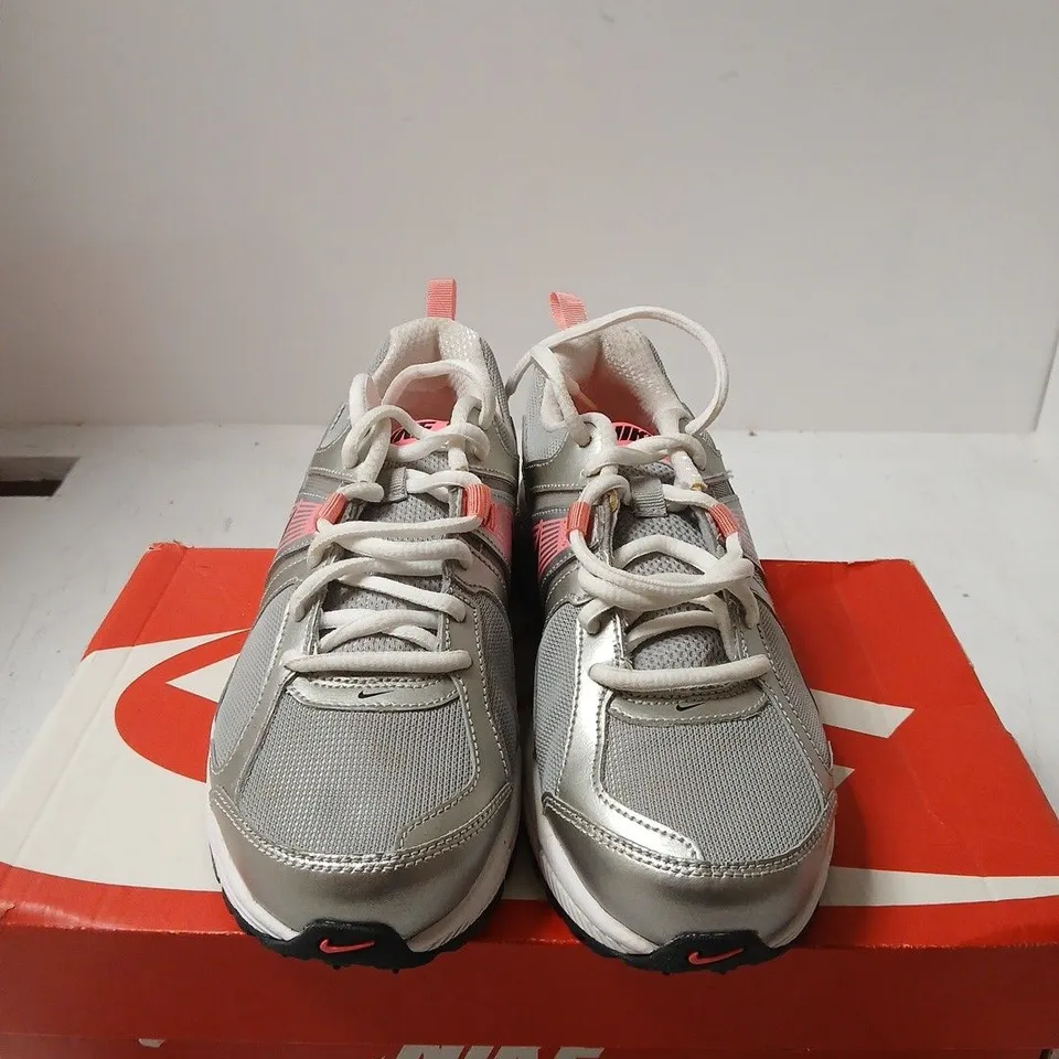 BOXED PAIR OF NIKE AIR MAX TRAINERS- COOL GREY/PINK, UK 5
