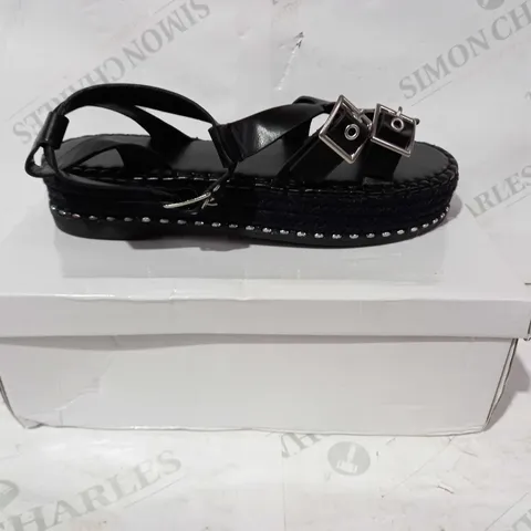 BOXED PAIR OF DESIGNER CHUNKY SANDALS IN BLACK UK SIZE 6