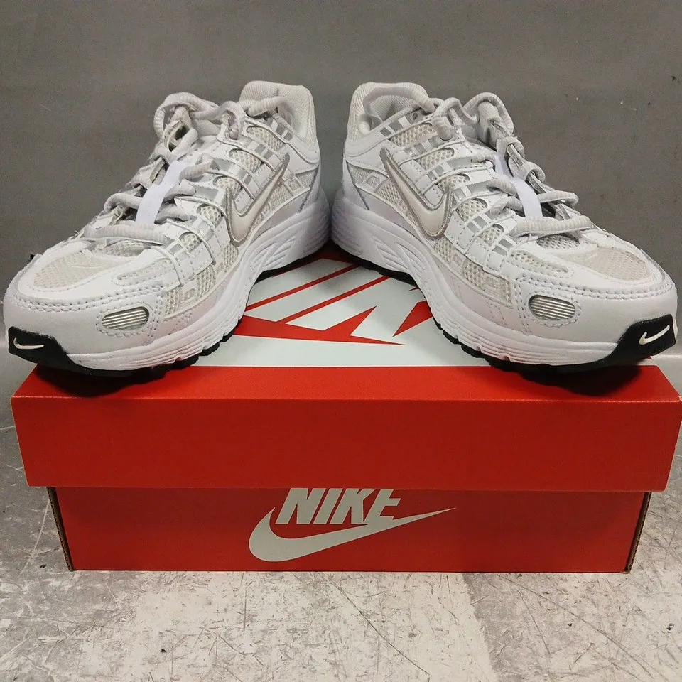 BOXED PAIR OF NIKE KID'S P-6000 SHOES IN WHITE/SILVER SIZE UK 1.5