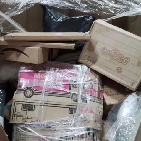 PALLET CONTAINING VARIOUS ASSORTED BOXED HOUSEHOLD ITEMS TO INCLUDE: KIDS TRUNKI'S, AREA RUG, GARDEN SPRINKLER AND LOTS MORE UNMARKED BOXED ITEMS 