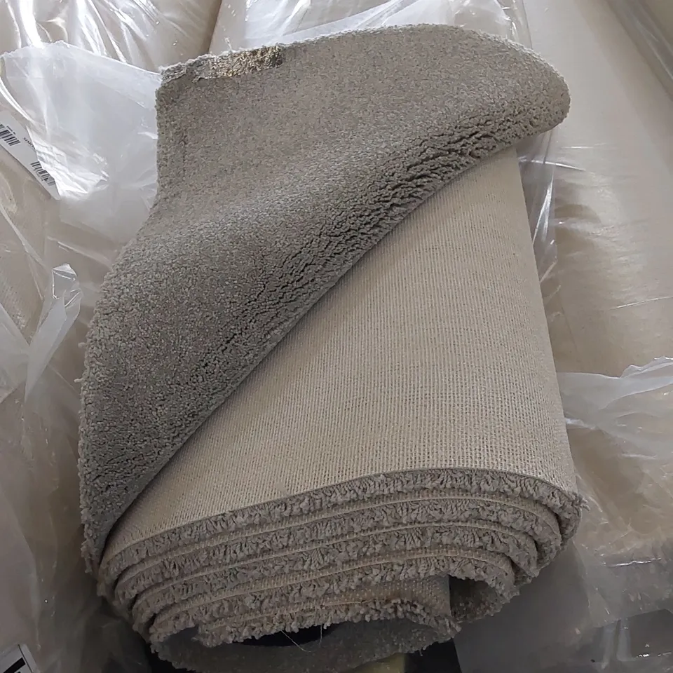 ROLL OF QUALITY ULTIMATE IMPRESSIONS PARADISE CARPET // SIZE: APPROXIMATELY 5 X 4.6m