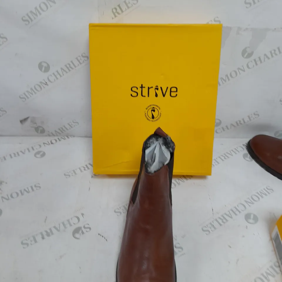 BOXED PAIR OF STRIVE WINDSOR BOOTS TAN SIZE 6 