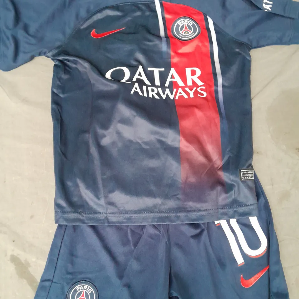 NIKE CHILDREN'S PARIS SAINT GERMAIN KIT SIZE 22