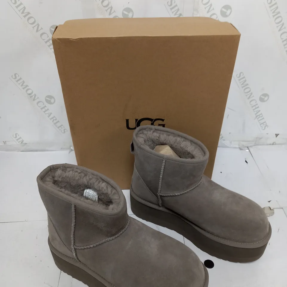 BOXED PAIR OF UGG SMOKE PLUM SLIPPER BOOT SIZE 6 