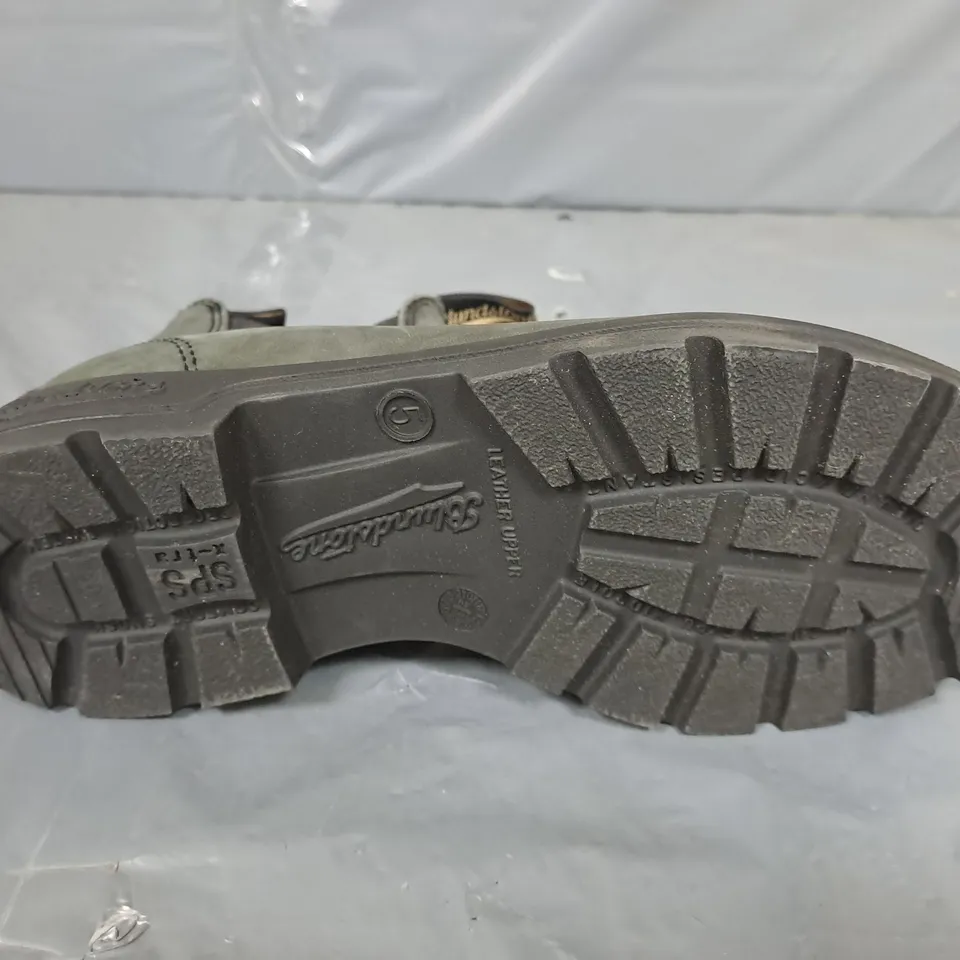 PAIR OF BLUNDSTONE LEATHER SLIP ON BOOTS IN GREY - SIZE 5