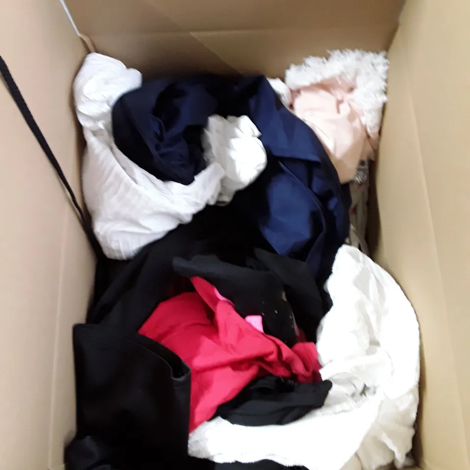 LARGE ASSORTMENT OF CLOTHING TO INCLUDE BOOHOO, M&S AND MISSPAP