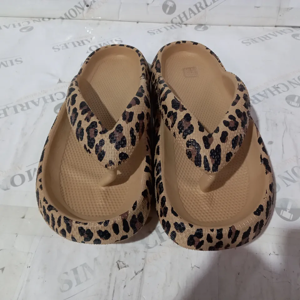 TAN LEOPARD PRINT PLASTIC SLIPPERS SIZE 44