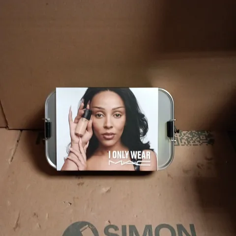 'I ONLY WEAR MAC' - FOUNDATION SET WITH HAND HELD MIRROR 