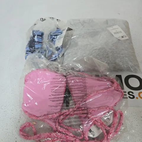 APPROXIMATELY 15 ASSORTED WOMENS CLOTHING ITEMS IN VARIOUS SIZES, COLOURS & STYLES