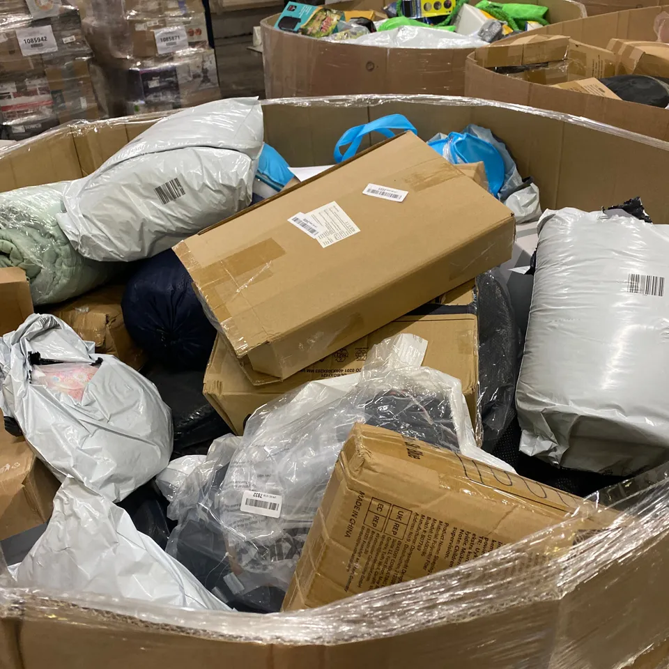 PALLET TO CONTAIN A LARGE ASSORTMENT OF PILLOWS AND CUSHIONS // BRANDS MAY VARY