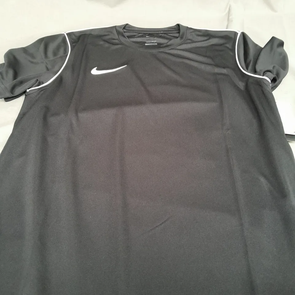 NIKE DRI FIT T-SHIRT IN BLACK - MEDIUM