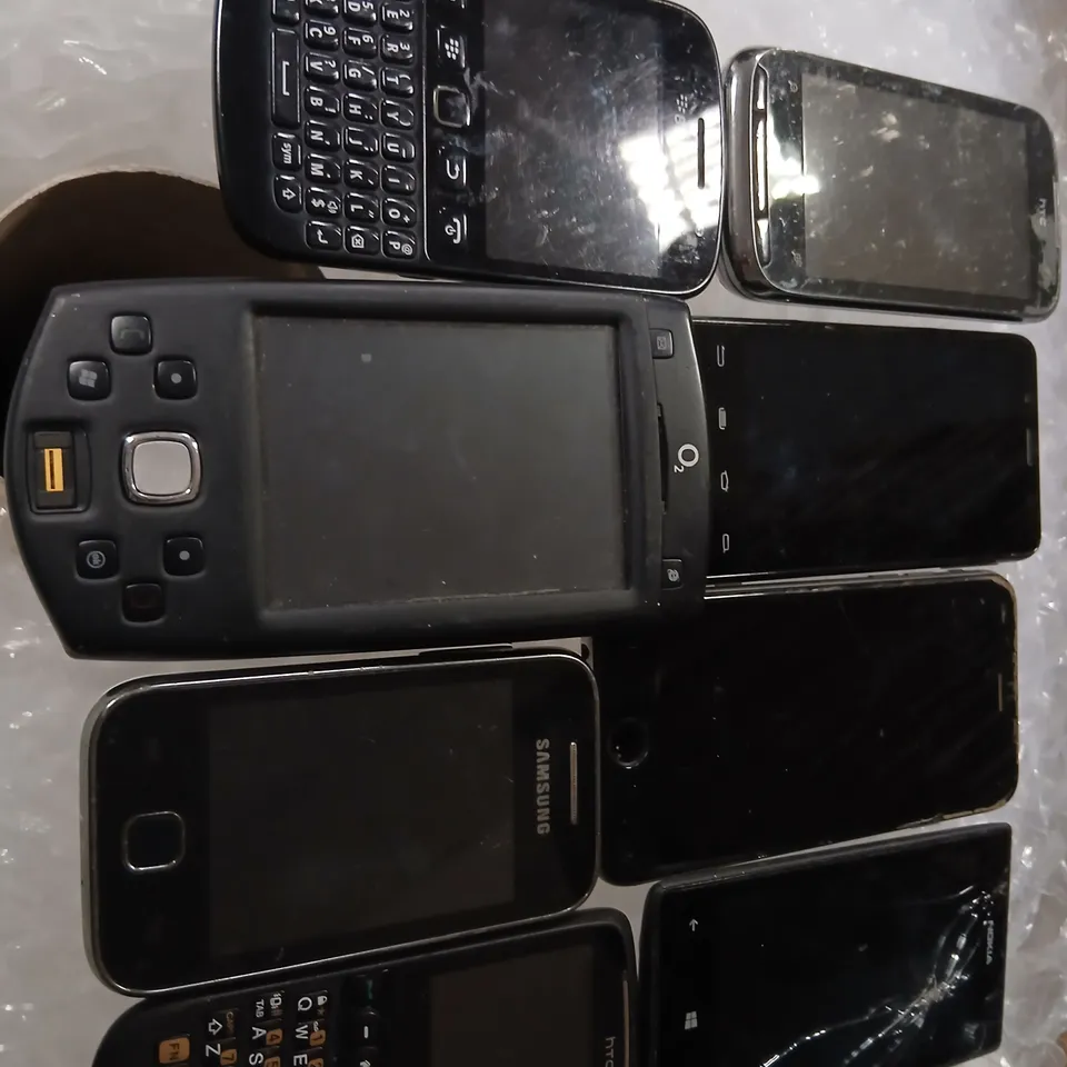 APPROXIMATELY 10 ASSORTED MOBILE PHONES TO INCLUDE; BLACKBERRY PHONE - MODEL UNSPECIFIED
