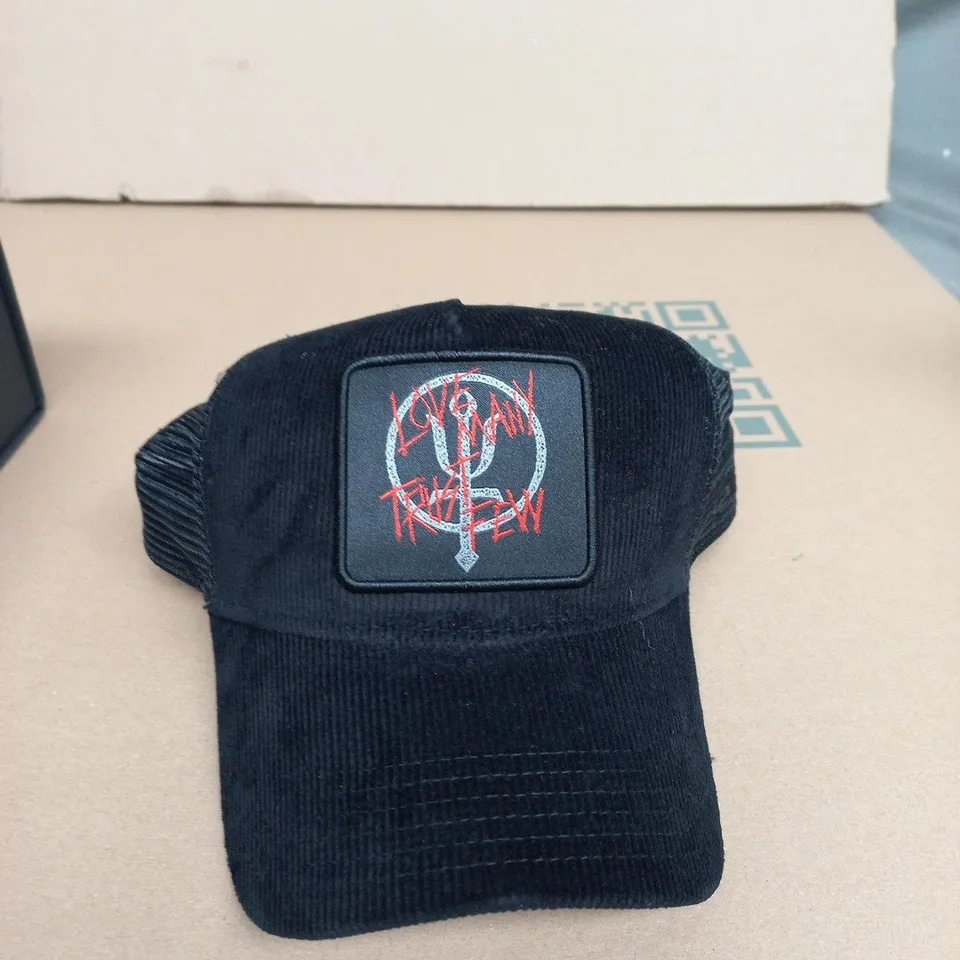 NEW ERA THRUDARK CAP – BLACK WITH RED PATCH, BOXED