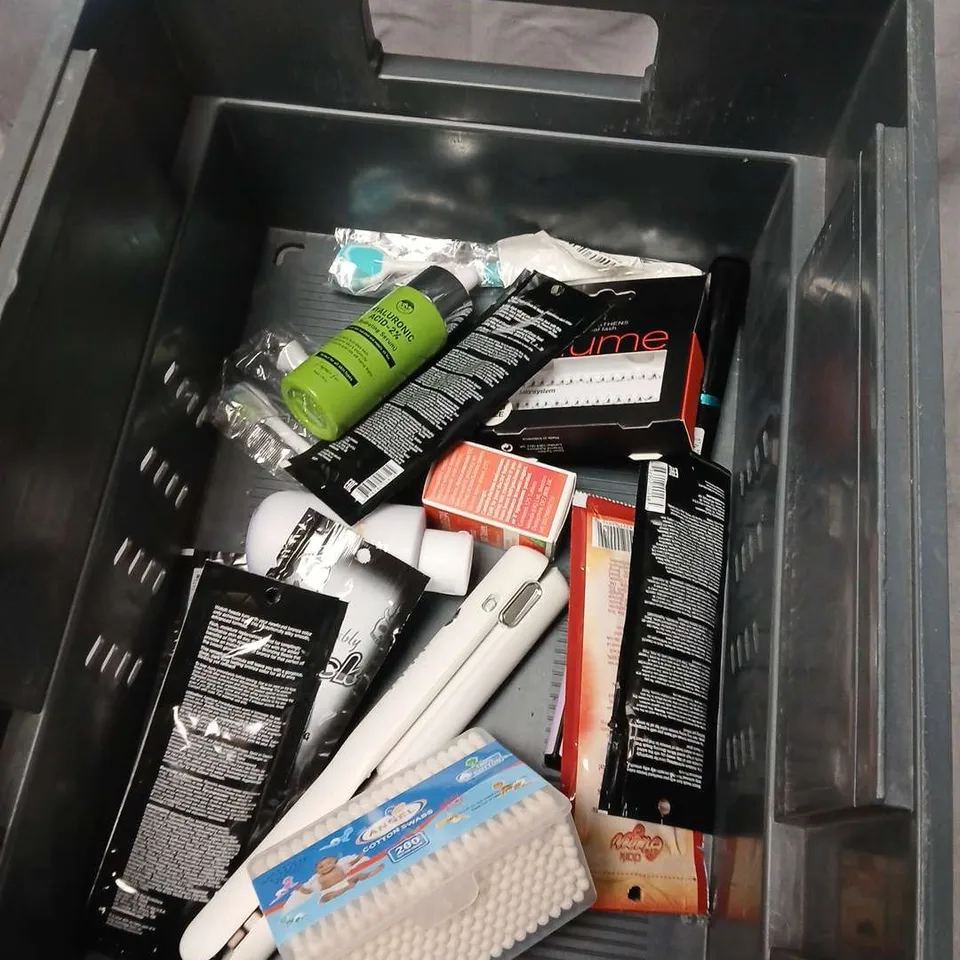 APPROXIMATELY 20 ASSORTED HEALTH AND BEAUTY PRODUCTS TO INCLUDE - ELECTRONIC TOOTHBRUSH - NATURLASH VOLUME AND HYALURONIC ACID .