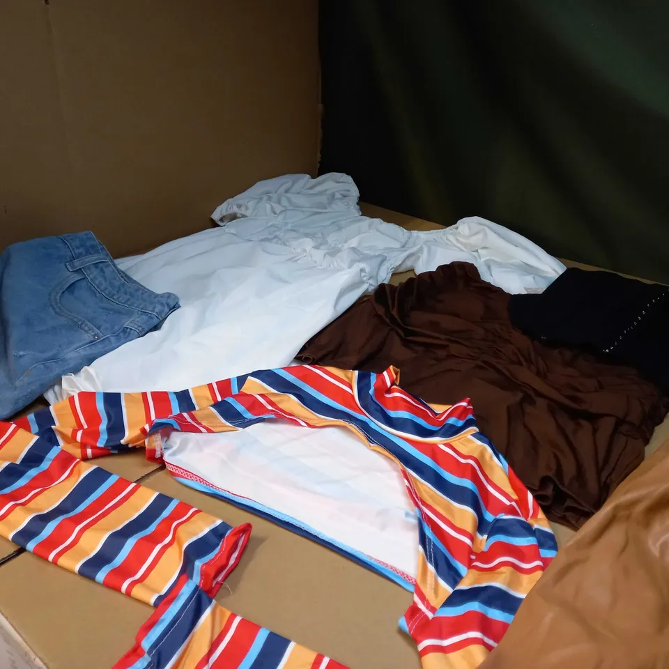 LOT OF APPROX 25 ASSORTED CLOTHING ITEMS VARYING IN SIZE/COLOUR/STYLE TO INCLUDE: TROUSERS, SKIRTS, TOPS
