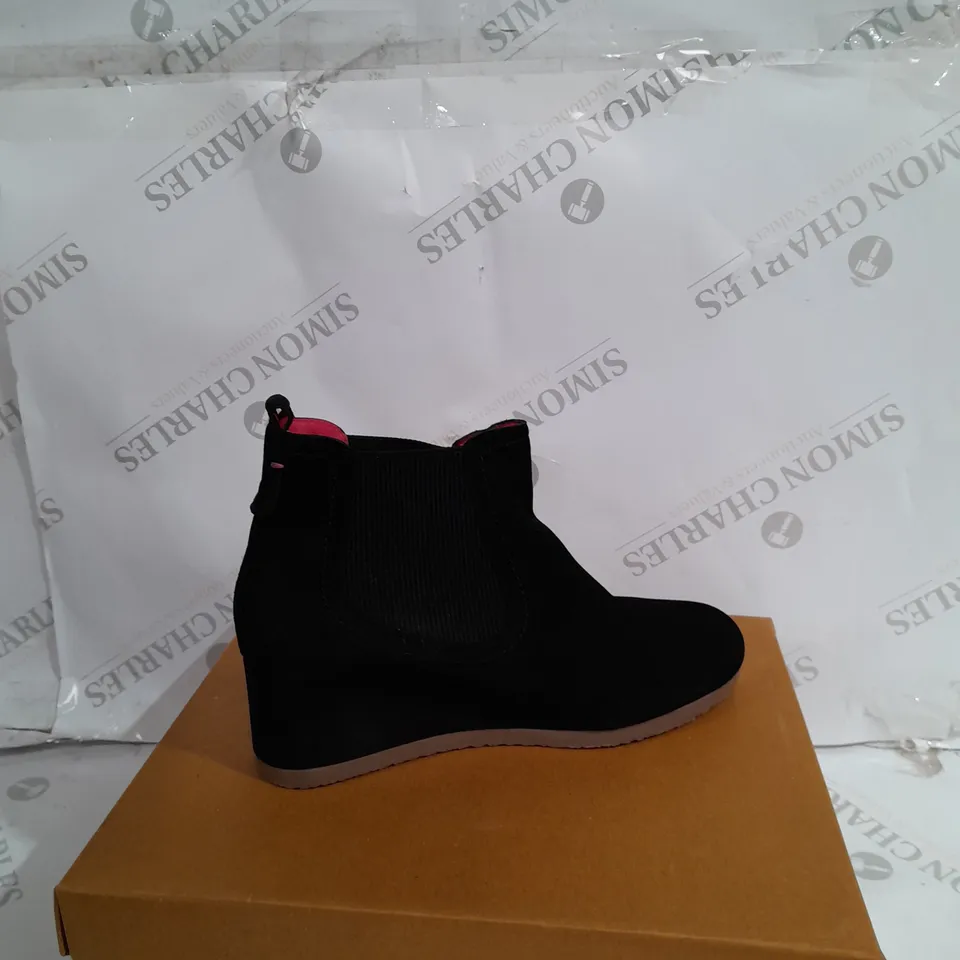 BOXED PAIR OF WHITE STUFF ISSY SUEDE WEDGE BOOTS IN black - UK SIZE 7