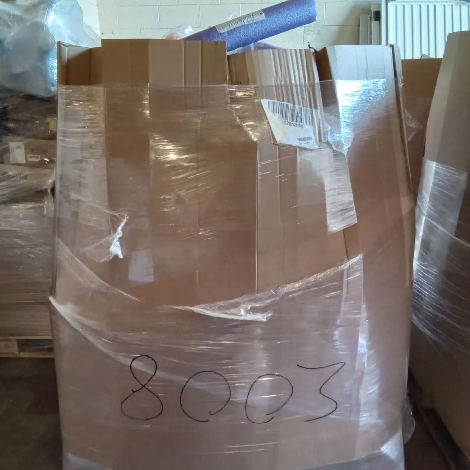 PALLET OF ASSORTED ITEMS INCLUDING SUFUHOM MEMORY FOAM PILLOW, LUXURY FEATHER DOWN DUVET, STARUNITED SEAT CUSHION, POOL NOODLES, FORCEATT SLEEPING BAG, 15M HOSE
